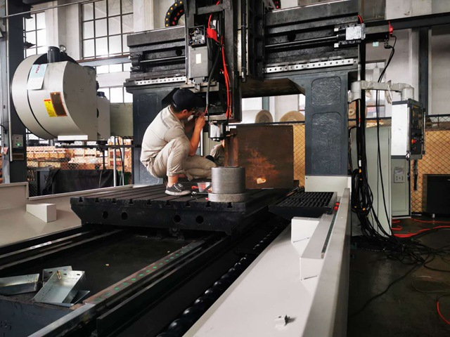 精科大恒來分享數(shù)控龍門機床排屑機的作用和保養(yǎng)方式